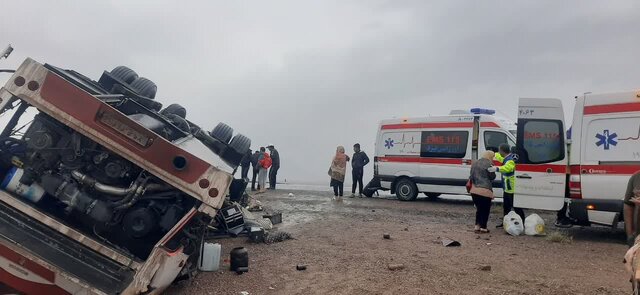 واژگونی اتوبوس با ۱۳ مصدوم در یزد