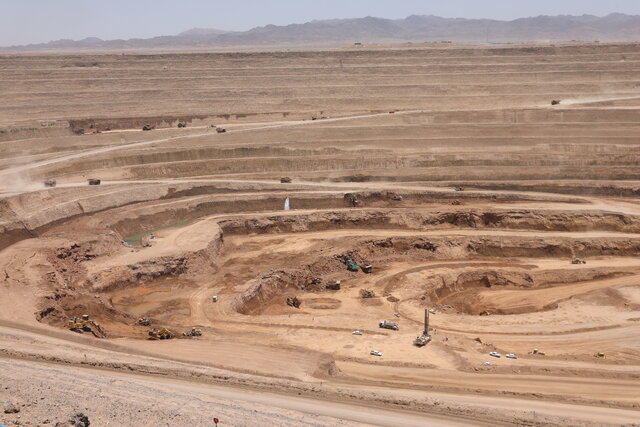 امنیت شغلی ۱۶ هزار کارگر معدنی در یزد به خطر افتاده است امنیت شغلی ۱۶ هزار کارگر معدنی در یزد به خطر افتاده است