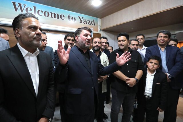 حضور مهران فاطمی استاندار یزد در رختکن تیم چادرملو پس از پیروزی مقابل تیم فجر شهید سپاسی شیراز