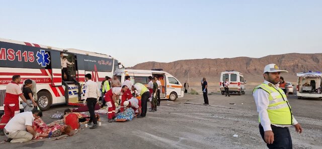 اولین تصاویر از حادثه خونین واژگونی اتوبوس در جاده ساغند یزد