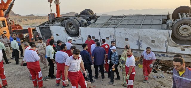 اولین تصاویر از حادثه خونین واژگونی اتوبوس در جاده ساغند یزد