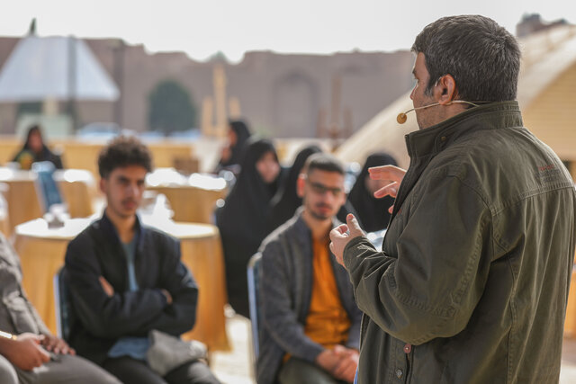 رویدادی هنری «پرچم بر زمین نمیافتد» در یزد برگزار شد