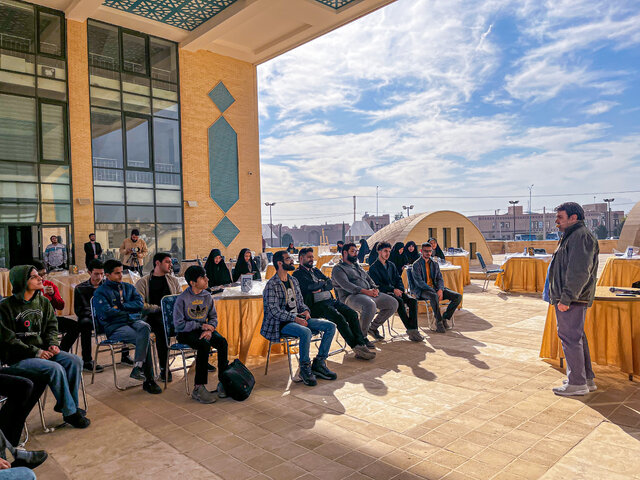 رویدادی هنری «پرچم بر زمین نمیافتد» در یزد برگزار شد