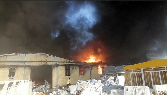 حریق در یکی از واحدهای ناحیه صنعتی ۲ میبد/ حادثه تلفات جانی نداشته است حریق در یکی از واحدهای ناحیه صنعتی ۲ میبد/ حادثه تلفات جانی نداشته است