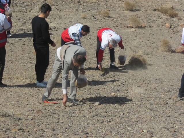 ۱۰۰ هکتار از مراتع فضلآباد بهاباد بذرپاشی شد ۱۰۰ هکتار از مراتع فضلآباد بهاباد بذرپاشی شد