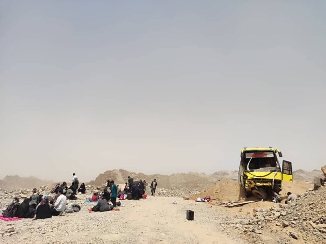واژگونی اتوبوس مشهد به شیراز در تفت/انتقال تاکنون ۱۸ مصدوم به مراکز درمانی