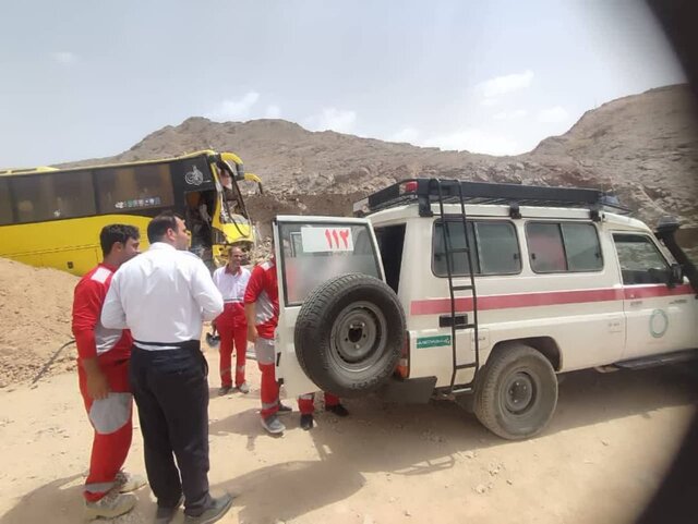 واژگونی اتوبوس مشهد به شیراز در تفت/انتقال تاکنون ۱۸ مصدوم به مراکز درمانی