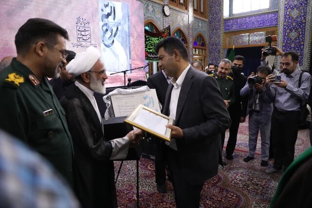 دشمن اراده مردم برای جدایی آنها ار انقلاب را نشانه رفته است