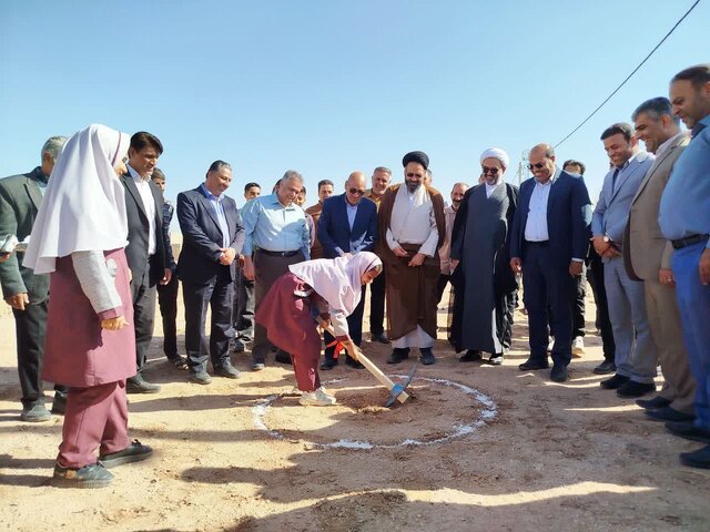 کلنگ‌زنی یک مدرسه خیرساز در روستای بهادران مهریز