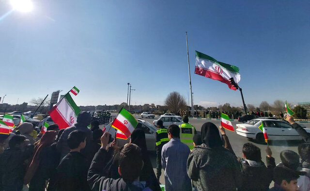 اهتزار نمادین پرچم مقدس ایران اسلامی در میدان امام حسین(ع) شهر یزد