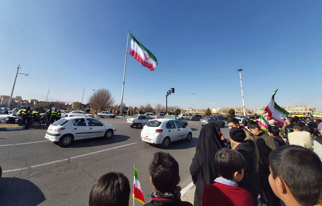 اهتزار نمادین پرچم مقدس ایران اسلامی در میدان امام حسین(ع) شهر یزد