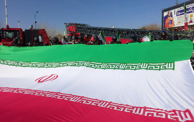 اهتزار نمادین پرچم مقدس ایران اسلامی در میدان امام حسین(ع) شهر یزد