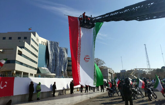 اهتزار نمادین پرچم مقدس ایران اسلامی در میدان امام حسین(ع) شهر یزد