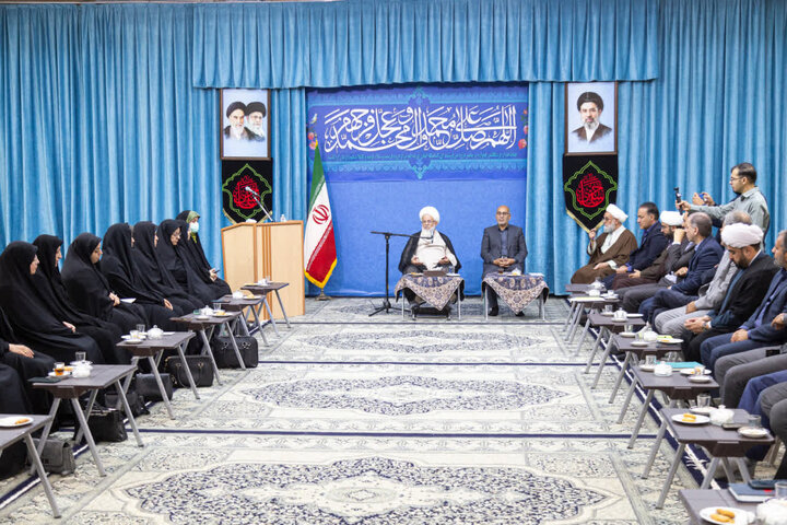 امام جمعه یزد: حفظ روحیه انقلابی در جوانان، وظیفه فرهنگیان است