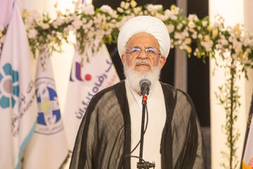 امام جمعه یزد: قدردان دستان پینه‌ بسته کارگران هستیم