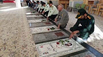 قبور مطهر شهدای دفاع‌ مقدس و فتح خرمشهر در بهاباد گلباران شد