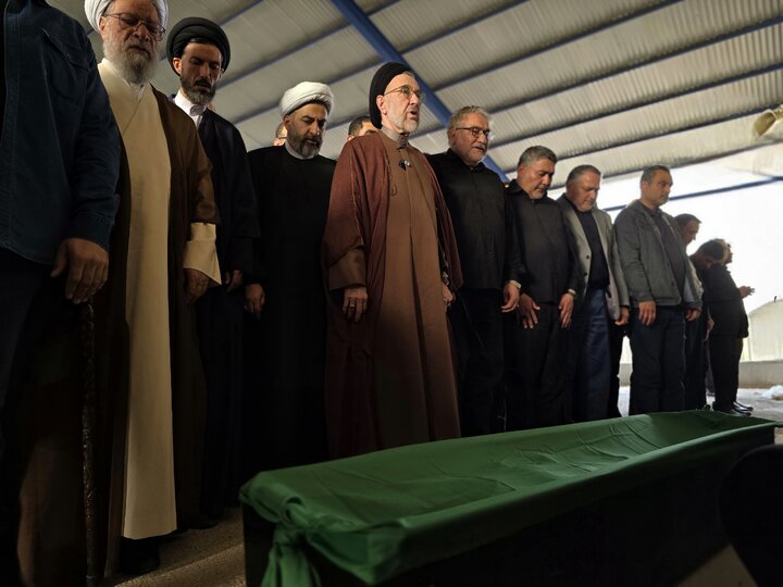 مراسم تشییع خواهر سید محمد خاتمی در اردکان یزد برگزار شد