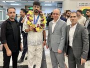 طلای تاریخی ناگویا به یزد رسید؛ استقبال از آقایی‌نسب در فرودگاه شهید صدوقی