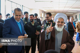 امام‌جمعه و استاندار زنجان رأی خود را به صندوق انداختند