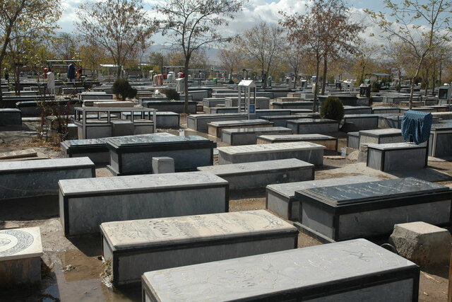 زیارت اهل قبور در روز عید فطر به زمان دیگری موکول شود