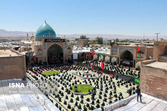 اقامه نماز ظهر عاشورا در مسجد جامع زنجان