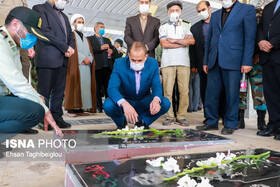 عطرافشانی و گلباران مزار شهدای زنجان