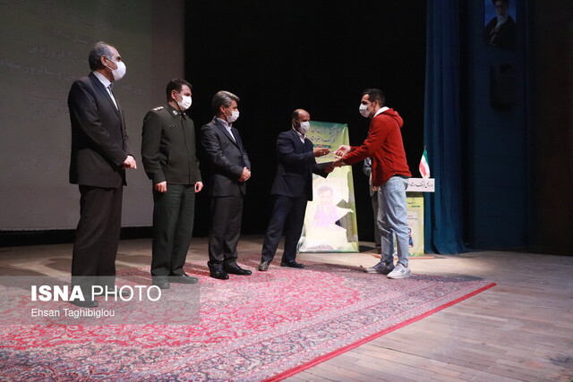 هنر متعالی هنری است که عواطف و احساسات را جذب کند