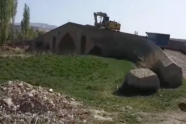 طرح شکایت برای توقیف بیل مکانیکی متخلف در پل سردار زنجان