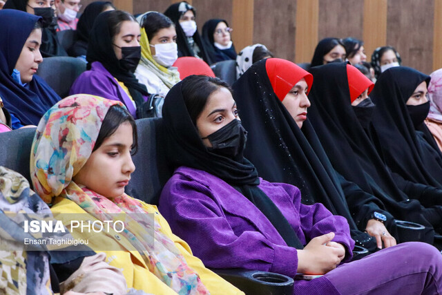 هنر در مقابل تحریفها بایستد