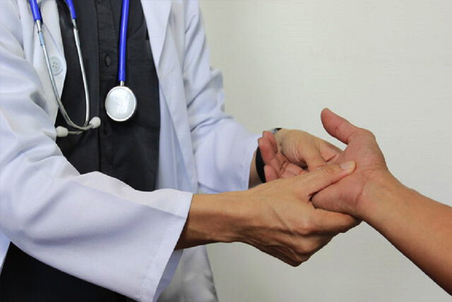 علائم انگشت ماشه‌ای چیست؟