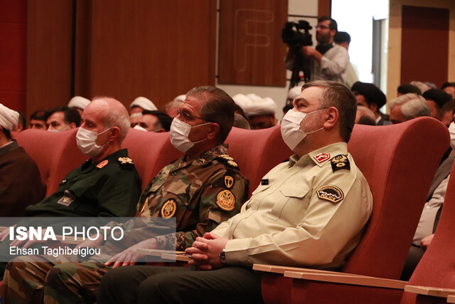 نیروهای مسلح مقتدرانه در کنار مردم ایستاده است