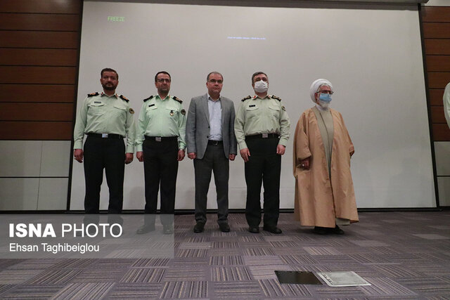 نیروهای مسلح مقتدرانه در کنار مردم ایستاده است