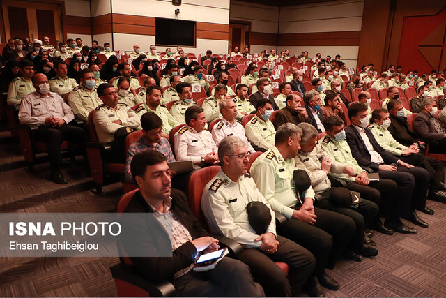 نیروهای مسلح مقتدرانه در کنار مردم ایستاده است