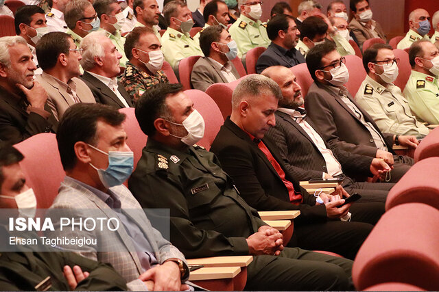 نیروهای مسلح مقتدرانه در کنار مردم ایستاده است