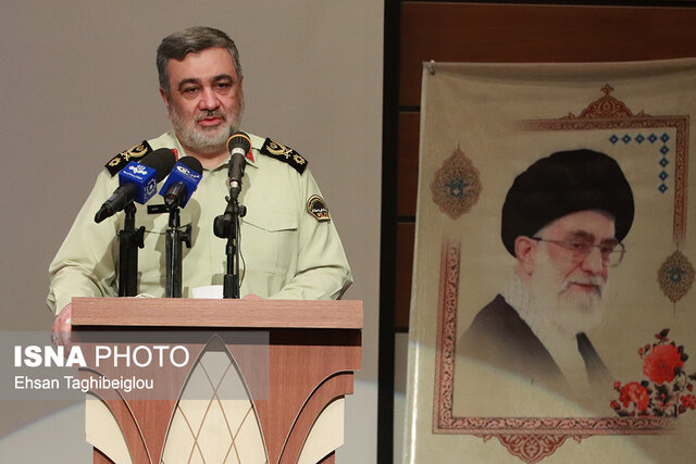 نیروهای مسلح مقتدرانه در کنار مردم ایستاده است