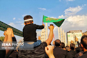 چشم‌های کوچکی که بزرگی را به نظاره نشسته‌اند