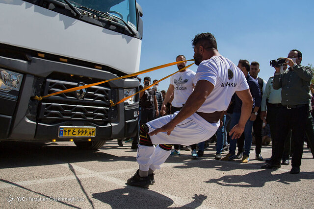 عکس تزئینی است ثبت رکورد آسیایی کشیدن تریلی ۷ تنی با دندان توسط ورزشکار ابهری