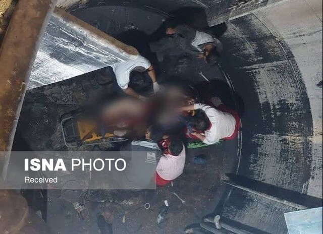 رهاسازی کارگر از درون یک مخزن توسط نجاتگران زنجانی رهاسازی کارگر از درون یک مخزن توسط نجاتگران زنجانی