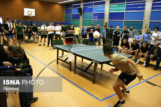 عکس تزئینی است تیم فوتبال روی میز زنجان نائب قهرمان لیگ دسته یک کشور شد