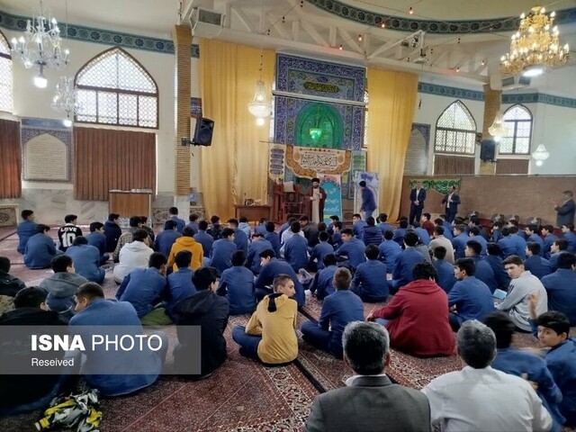 عکس تزئینی است امروز پسرانهترین نمازجمعه با رنگ و بوی رضوی در زنجان برگزار شد