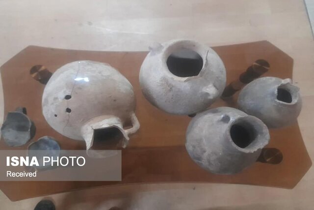 کشف ۴ کوزه سفالی در تپه انذر طارم