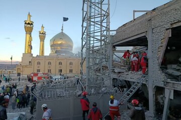 نجات ۲ نفر از زیر آوار توسط امدادگران در پی حمله هوایی به ساختمان اداری حسینیه اعظم زنجان