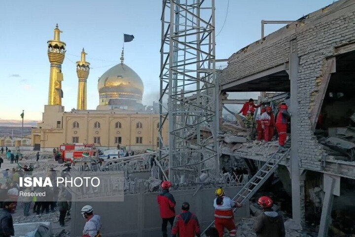 نجات ۲ نفر از زیر آوار توسط امدادگران در پی حمله هوایی به ساختمان اداری حسینیه اعظم زنجان