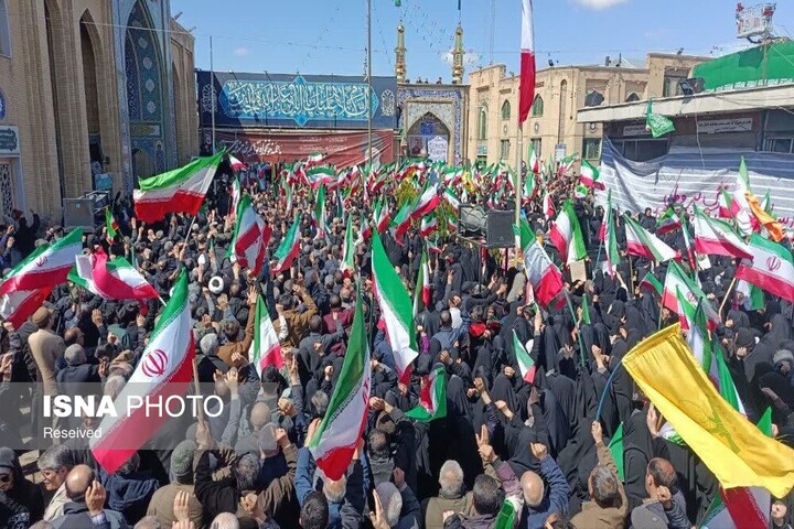 مردم زنجان در سالروز جمهوری اسلامی پاسخ قاطعی به دشمنان دادند