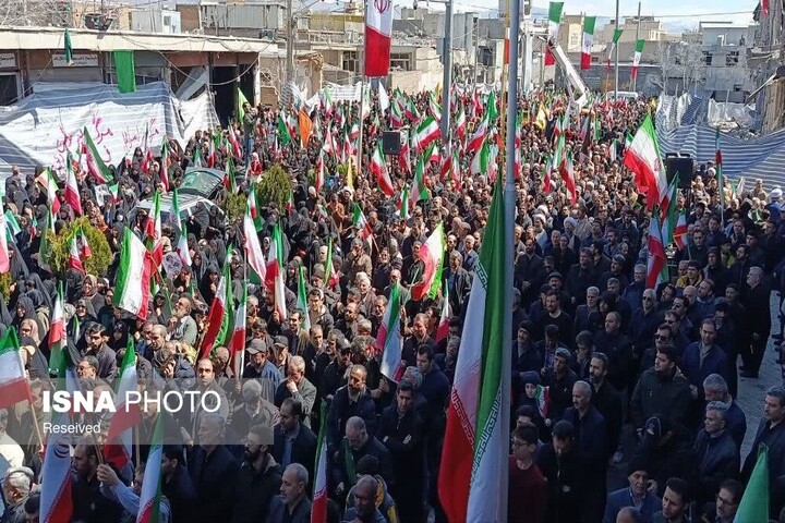 مردم زنجان در سالروز جمهوری اسلامی پاسخ قاطعی به دشمنان دادند