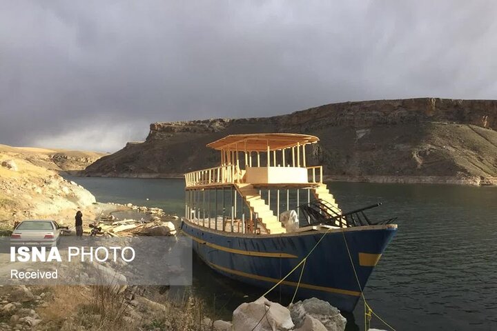 عکس دریافتی است نخستین کشتی تفریحی سد گلابر در زنجان به آب افتاد